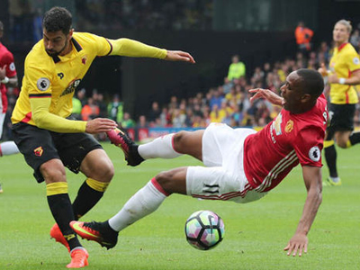TRANH CÃI: Martial đã bị phạm lỗi trước khi Watford ghi bàn?