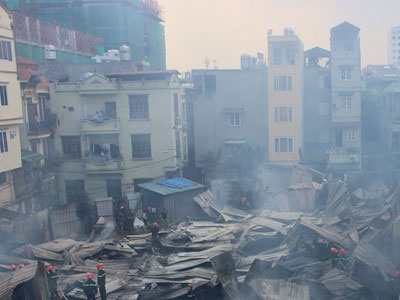 Vụ cháy lớn ở Hoàng Mai: Bình gas nổ trong đám cháy khu nhà ở công nhân