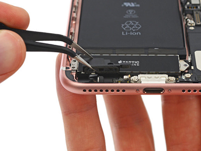 Apple "lấp" cổng 3.5mm trên iPhone 7 bằng... miếng nhựa