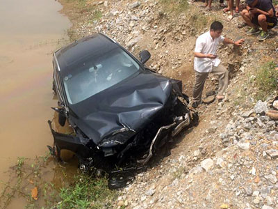 Audi Q5 nát đầu "tắm ruộng" sau cú húc đuôi xe tải