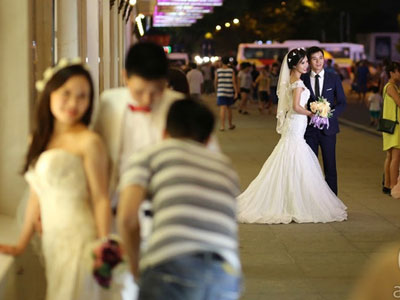 Bi hài chuyện mùa cưới ở Hà Nội: 1 mét vuông chục cặp đôi chen nhau chụp ảnh