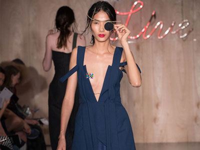 Hoàng Thùy lộ ngực trên sàn diễn London Fashion Week