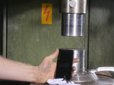 iPhone 7 bốc khói nghi ngút khi bị cán nát bằng máy ép thủy lực