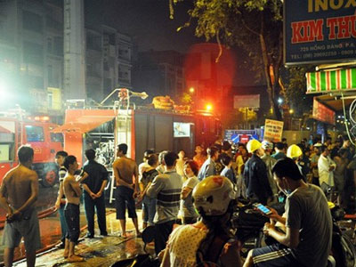 Kẻ phóng hỏa đốt vợ con đánh rơi 18 cây vàng khi bỏ trốn