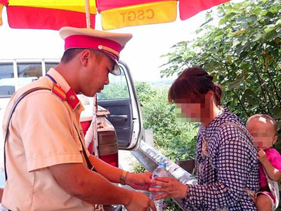 Người phụ nữ địu con bỏ trốn khỏi chồng hờ Trung Quốc