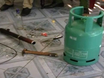 Nhốt “tình địch” và con ruột trong nhà, dùng bình gas dọa phóng hỏa