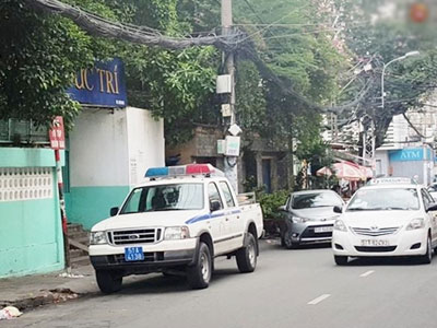 Thiếu nữ bị bạn trai quen qua mạng kề dao vào cổ, cướp xe ngay giữa trung tâm Sài Gòn