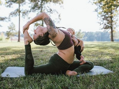 Tròn mắt với mẹ trẻ vừa tập yoga vừa cho con bú