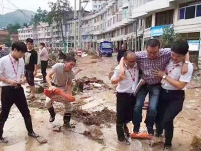 Trung Quốc sa thải quan chức vì được khiêng qua chỗ lội