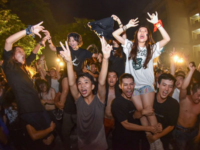 Bữa tiệc rock Phương Đông cuồng nhiệt trong pháo sáng