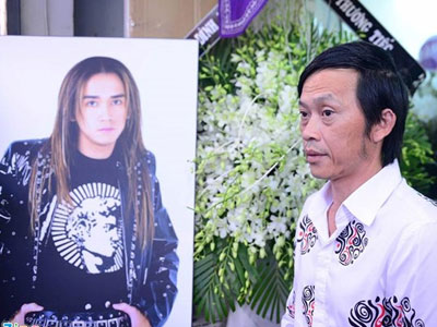 Hoài Linh đến lễ tang cầu nguyện cho Minh Thuận