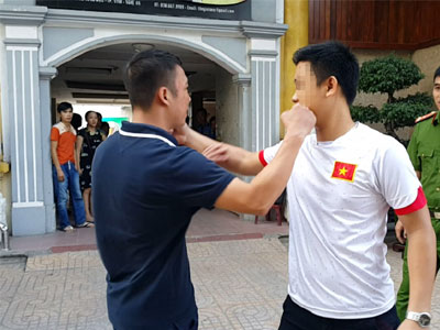 Thực nghiệm hiện trường vụ nổ súng, hỗn chiến trước quán karaoke