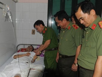 Trúng 2 viên đạn, trung úy công an vẫn quật ngã kẻ buôn ma tuý