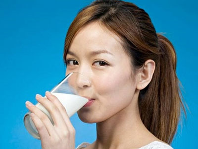 Uống sữa buổi tối dễ gây sỏi thận