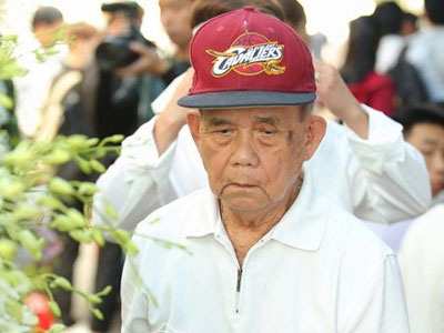 Vì sao bố Minh Thuận chậm trễ về Việt Nam với con trai
