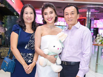 Bố mẹ đến chúc mừng Tiêu Châu Như Quỳnh ra MV