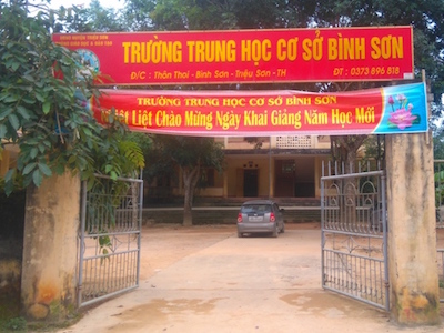 Đề nghị chuyển công tác hiệu phó đưa 6 nữ sinh đi hát karaoke