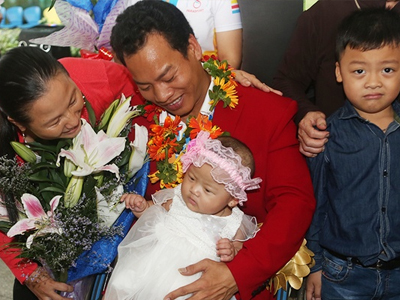 Đô cử Lê Văn Công hôn con gái nhỏ ngày trở về