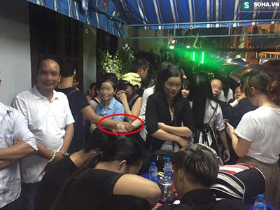 Hình ảnh không đẹp trong đám tang Minh Thuận