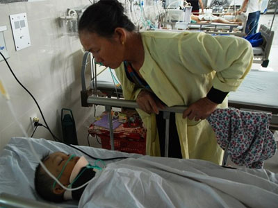 Lốc xoáy dữ dội, cuốn bay 3 cha con trên xe máy