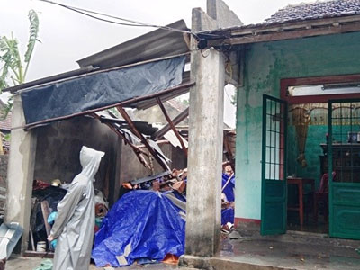 Lốc xoáy tràn qua 5 phút thổi bay 32 mái nhà