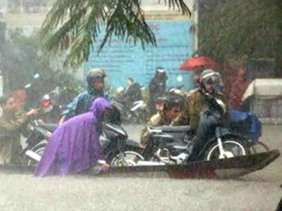 Nước ngập lút xe, dân Huế chèo thuyền về nhà