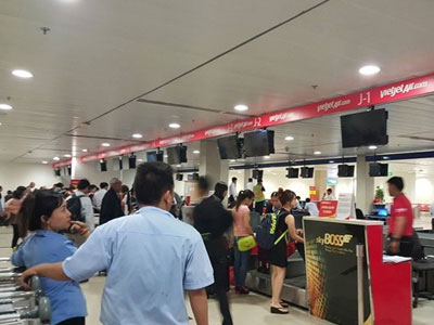 Tân Sơn Nhất gặp sự cố, hành khách phải check in thủ công