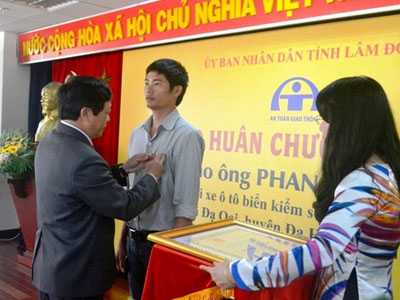 Tặng huân chương Dũng cảm cho tài xế Phan Văn Bắc