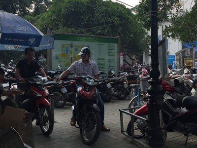 Bệnh viện Bạch Mai xin lỗi nhân dân vì đóng cửa bãi giữ xe máy