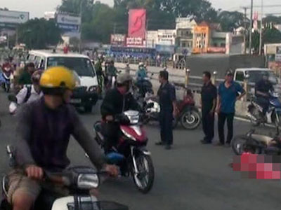 Bị xe buýt cán chết khi va chạm với xe máy ngã xuống đường