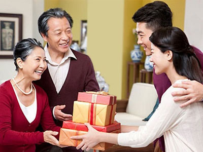 Các chị buồn cười thật, sao phải sửng cồ khi người ta thương mẹ phê phán vợ!