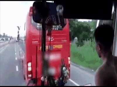 Clip: Hành khách la hét thất thanh vì xe khách đánh võng, chặn đầu không cho xe phía sau vượt