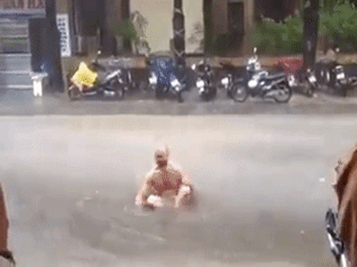 Hành động kỳ lạ của khách Tây giữa phố Huế