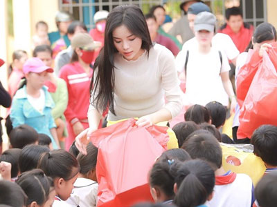 Hoa hậu Kỳ Duyên đi từ thiện sau scandal hút thuốc lá