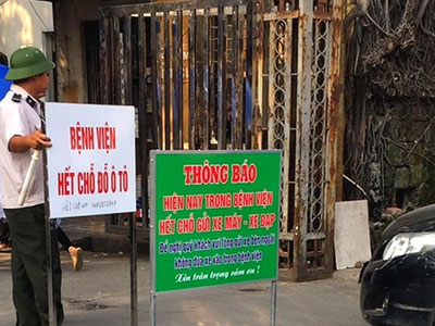 Mướt mồ hôi tìm chỗ gửi xe để vào bệnh viện thủ đô