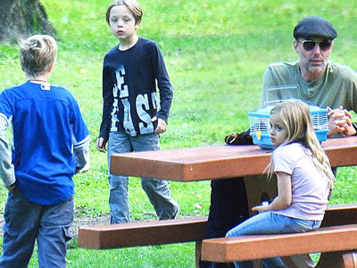 Rò rỉ ảnh các con ruột của Angelina Jolie một ngày trước vụ ly hôn của bố mẹ