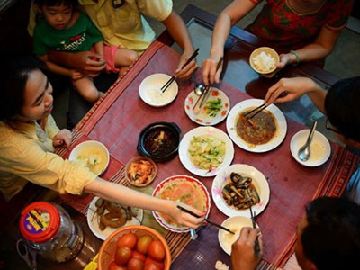 Thói quen tai hại mà mọi người thường mắc khi ngồi ăn cơm