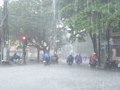 Thời tiết hôm nay: Hà Nội đêm có mưa rào và dông