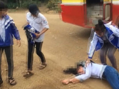 Triệu tập nam sinh lớp 8 đánh bạn nữ gục tại chỗ