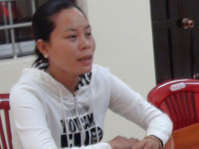 Vợ hất chảo dầu đang sôi vào mặt chồng
