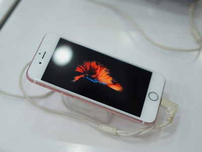 Di động cao cấp tại VN: Đối thủ tự dọn đường cho iPhone
