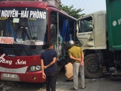 Hà Nội: Xe môi trường tông liên hoàn, 1 người chết, 5 người nhập viện