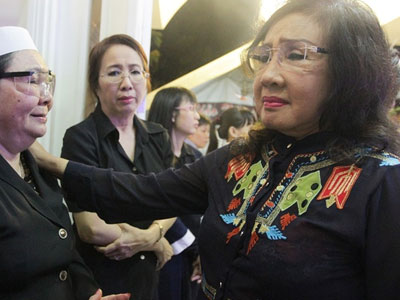 Lệ Thủy khóc trước di ảnh NSND Thanh Tòng
