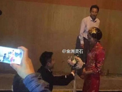 Tắc đường, đôi trẻ kết hôn trong hầm cho kịp giờ lành