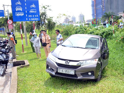 Xe bồn húc ôtô văng khỏi xa lộ Hà Nội