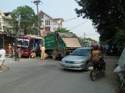 Xe chở rác gây tai nạn trên QL 3, hơn 10 người thương vong