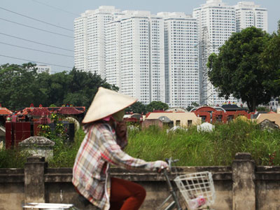 Ảnh: Người sống, người chết chen chúc giữa Thủ đô