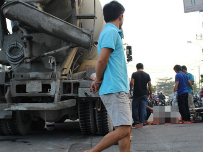 Cô gái gào khóc bên thi thể nam thanh niên sau va chạm với xe bồn