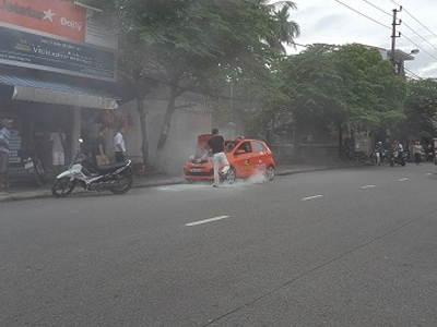 Đậu bên đường, xe taxi bất ngờ bốc cháy