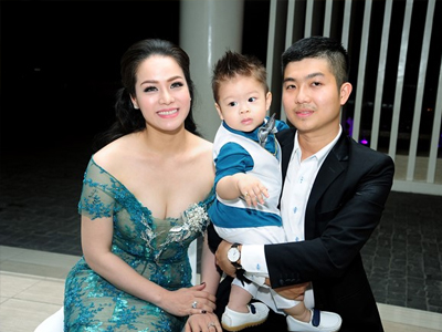 Nhật Kim Anh tổ chức tiệc thôi nôi cho con trai
